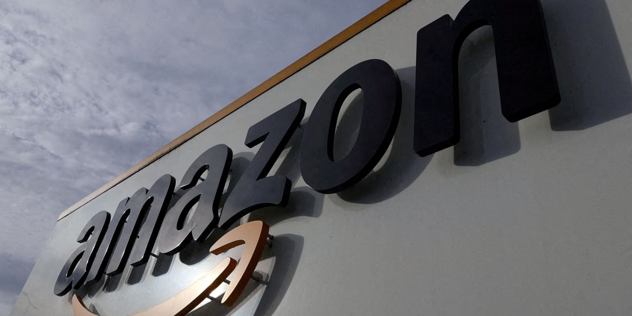 amazon annuncia un investimento di 4 miliardi di dollari in anthropic, un passo strategico per potenziare le sue capacità nell'intelligenza artificiale e promuovere l'innovazione nel settore tecnologico.